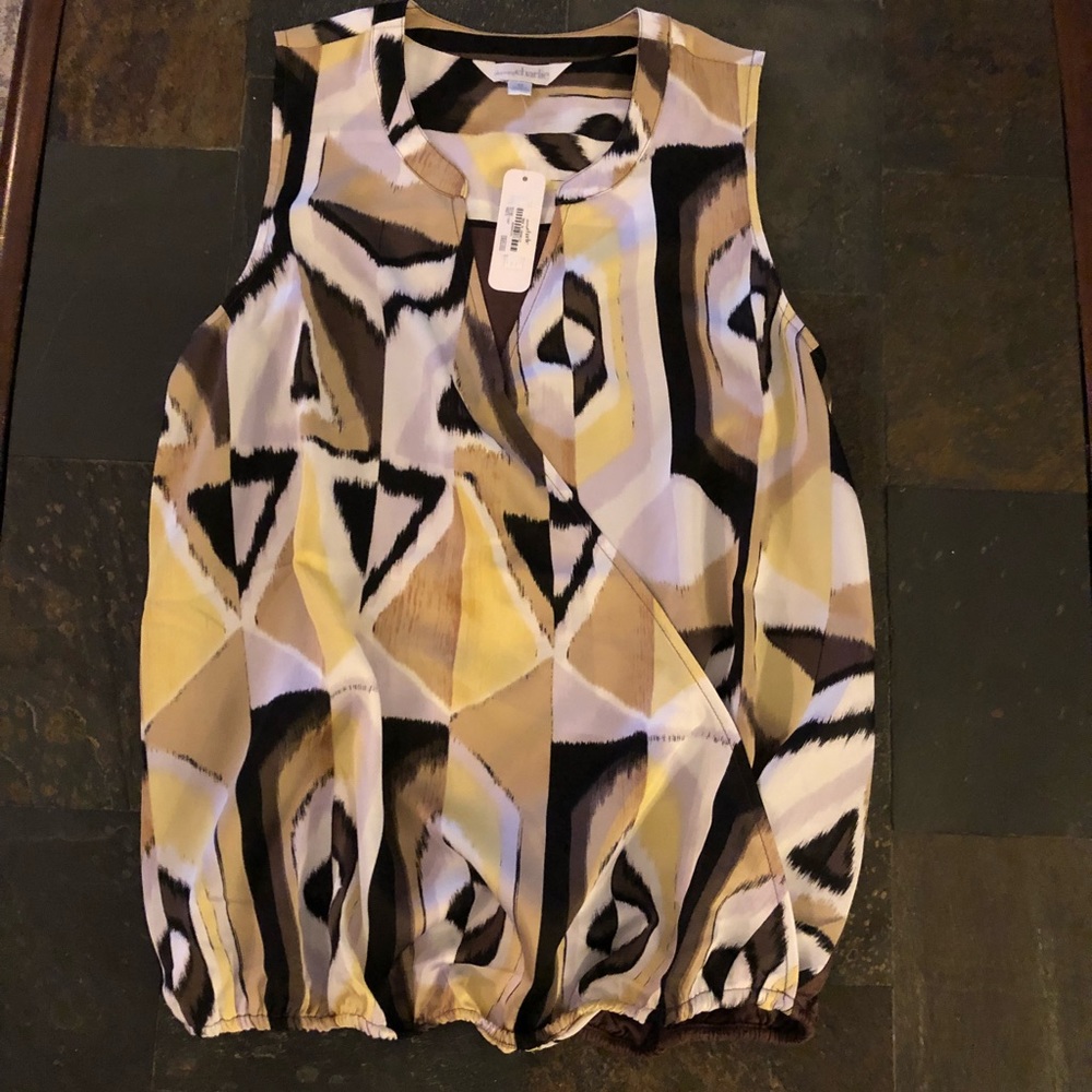 NWT sleeveless top. Size S crossover top
